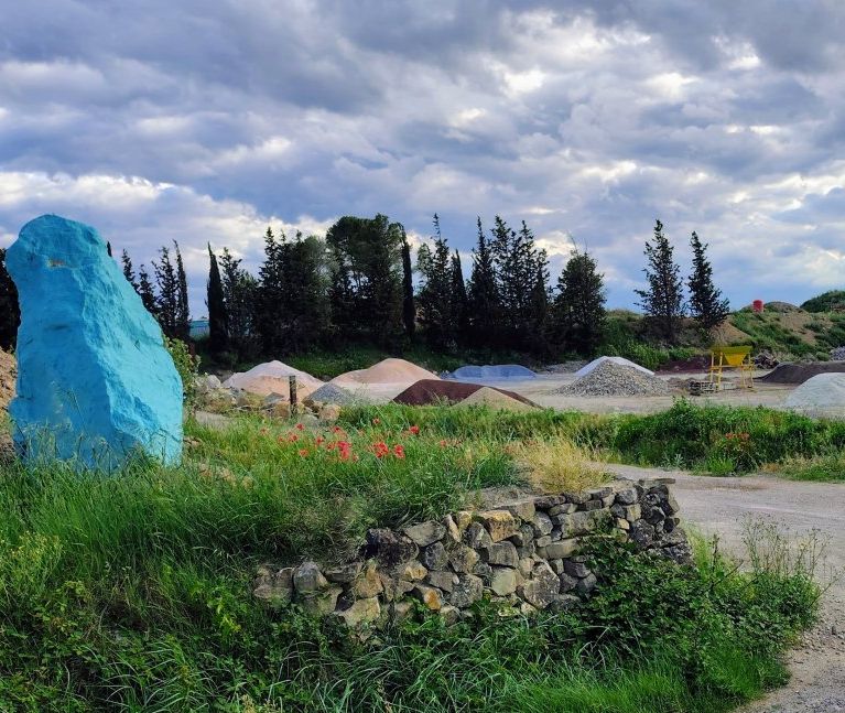 Repère d'accès — menhir et panneau